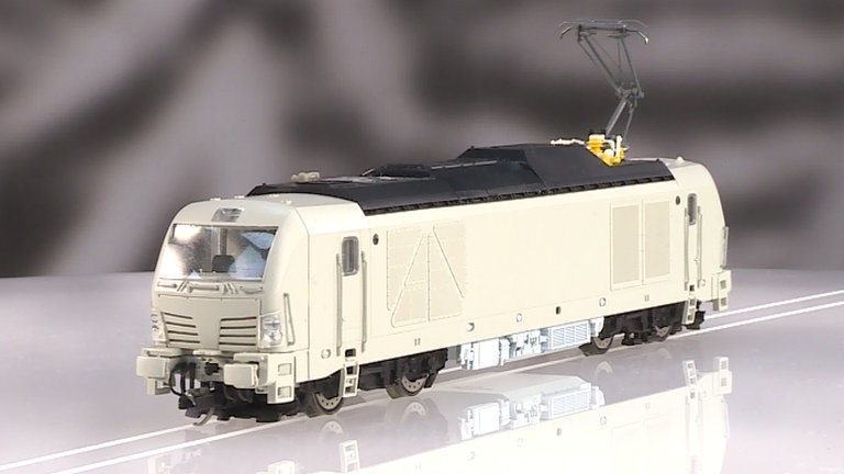 Bei Tillig gibt es neben H0-Modellen vor allem TT-Fahrzeuge, wie den „Vectron Dual Mode Demonstrator“ von Siemens. Das Modell ist fertig, zeigt sich allerdings hier noch als Vorab-Muster aus der Produktion.