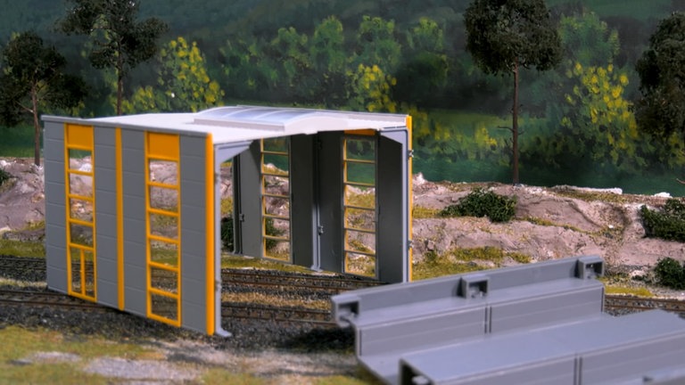 … die erweitert werden kann. So passt dann auch das Modell der langen Schienenstopfmaschine von Viessmann oder Märklin hinein.