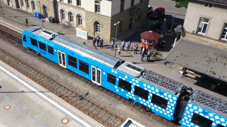 Die Technik für den Wasserstoffantrieb ist auf dem Dach untergebracht.
