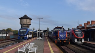 Drei Eisenbahnen auf der Strecke der Ostbahn auf dem Bahnhof von Küstrin
