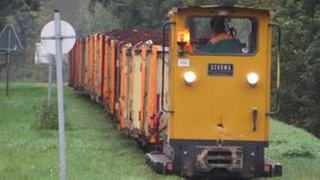Auf ebener Strecke schafft eine Lok 40 vollbeladene Wagen zu ziehen; rund zwei Stunden ist sie auf ihrem Weg ins Moor und wieder zurück zum Werk.