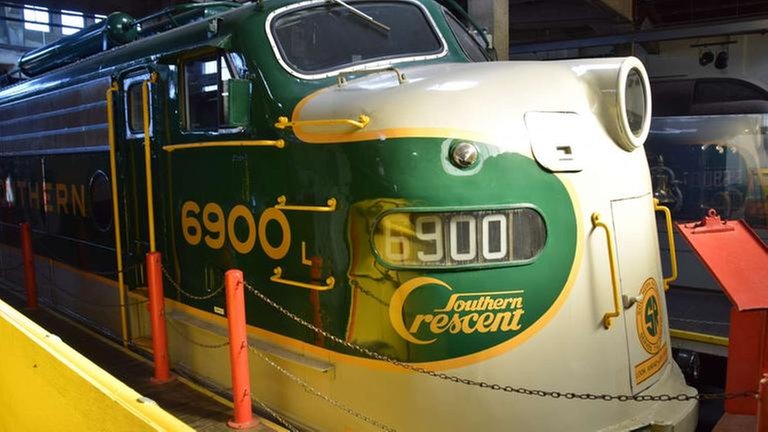 Der Crescent wurde in den 70er Jahren noch längere Zeit von der Bahngesellschaft Southern betrieben. Er hieß damals noch Southern Crescent, was auf der FP7 Diesellok Nr. 6900 auch zu lesen ist.