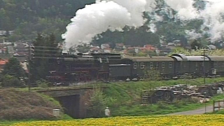Dampflok 23 105 zieht einen Nahverkehrszug der 50er Jahre.