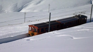 Reisen wie vor 100 Jahren im Eiger Ambassador Express vor Eiger und Mönch.