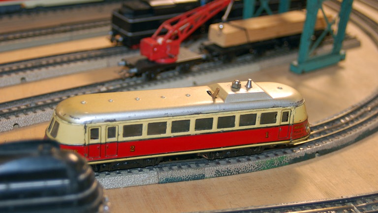 Märklinanlage aus den 50er Jahren mit Lokomotiven aus der Vorkriegszeit aus Blech.