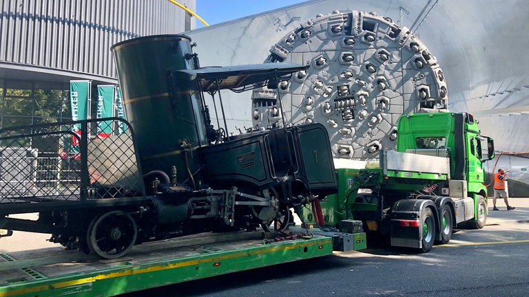 Lok 7 vor dem Verkehrshaus in Luzern: Sie soll zum Vierwaldstätter See transportiert werden, um am nächsten Morgen mit dem Schiff überzusetzen. 