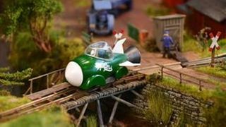 Aber ein bisschen Spaß muss sein - eine Zukunftsvision im Stil der sechziger Jahre darf ebenso über die Feldbahngleise sausen - zurück in die Zukunft mit einer Raketenlok.