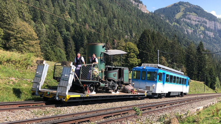 Ein leistungsstarker Elektrotriebwagen muss schieben. Lok 7 schnuppert zum ersten Mal seit 25 Jahren wieder frische Rigi-Luft.
