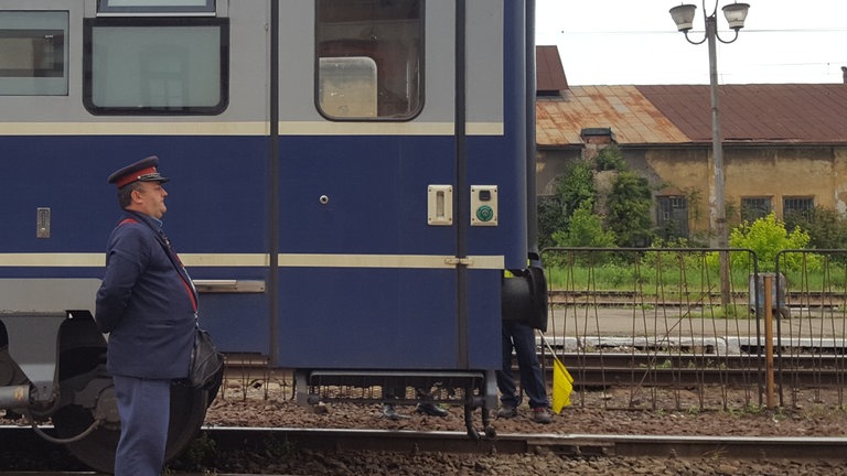 Im Bahnhof Simeria werden die Lokomotiven gewechselt, da in Rumänien unterschiedliche Bahnbetreiber auf den einzelnen Bahnabschnitte verantwortlich sind und die Züge mit ihren eigenen Fahrzeugen befördern. 