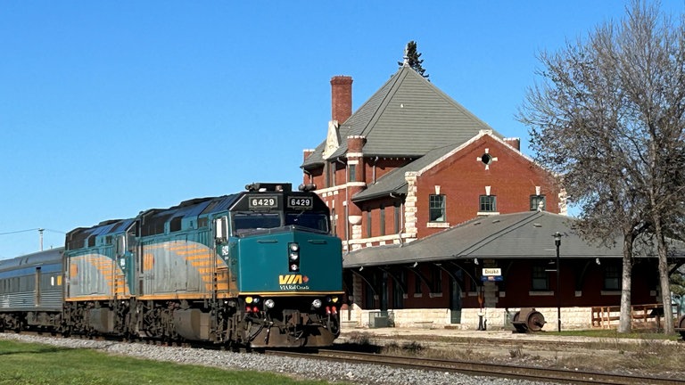 Der Personenzug von Via Rail erreicht den Bahnhof von Dauphin. 