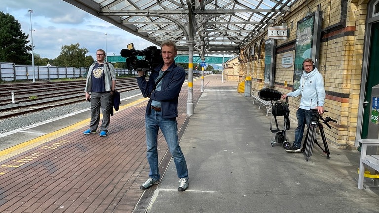 In Bahnhof von Dundalk warten wir gemeinsam mit dem Juniorchef