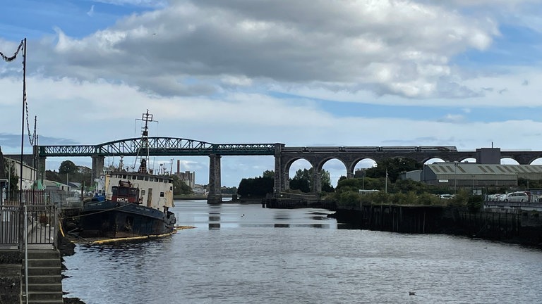 In Drogheda überqueren wir ein eindrucksvolles Viadukt. Gebaut in der Mitte des 19. Jahrhunderts, schloss es die letzte Lücke in der Eisenbahnstrecke zwischen Dublin und Belfast. 