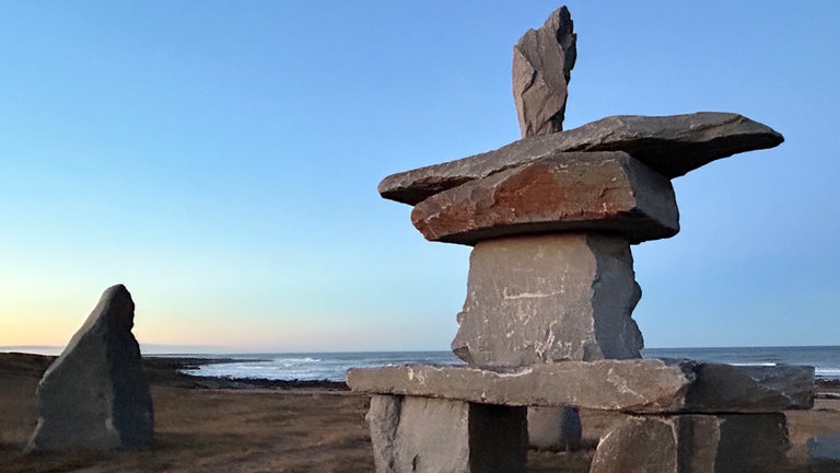 Das Inukshuk an der Hudson Bay ist ein Wahrzeichen von Churchill. Die Inuit bauten solche Wegweiser, um sich in der kahlen Landschaft zu orientieren. 