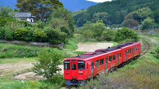 Nahe bei Yufuin ist ein Nahverkehrszug unterwegs. Viele der schönsten Orte liegen an kleinen Nebenstrecken.