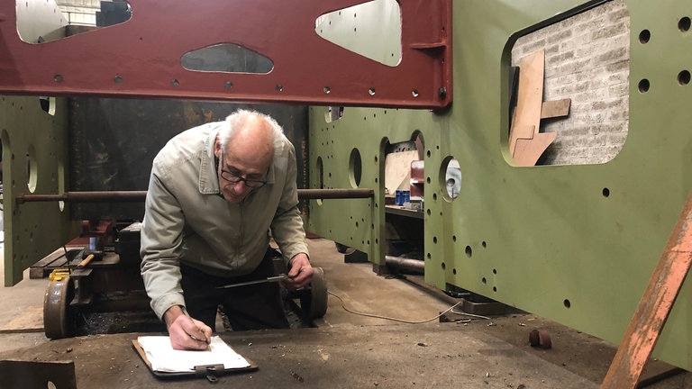 Peter Scott ist der federführende Lokrestaurator. Wie alle anderen in der Werkstatt arbeitet er ehrenamtlich.