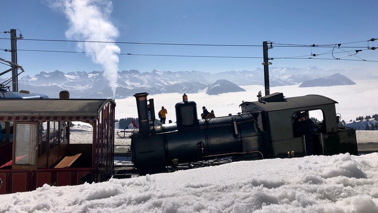 Berg und Lok und Schnee: auf der Rigi passt alles zusammen, wenn es am Berggipfel bei Sonnenschein dampft. 