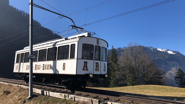 Triebwagen Nr. 6 ist weiter unten mit einem Bremstest beschäftigt. Das Elektrofahrzeug von 1911 wird in Schuss gehalten.