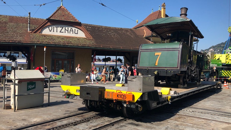 Abfahrtbereit im Vitznauer Bahnhof. Noch kann Lok 7 nicht aus eigener Kraft auf den Berg.