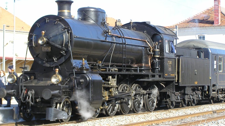 Wir erreichen Pontarlier, den entferntesten Punkt dieses Tages. Der "Elefant" C 56 2978 ist jetzt Schlußlok mit Tender am Zug.