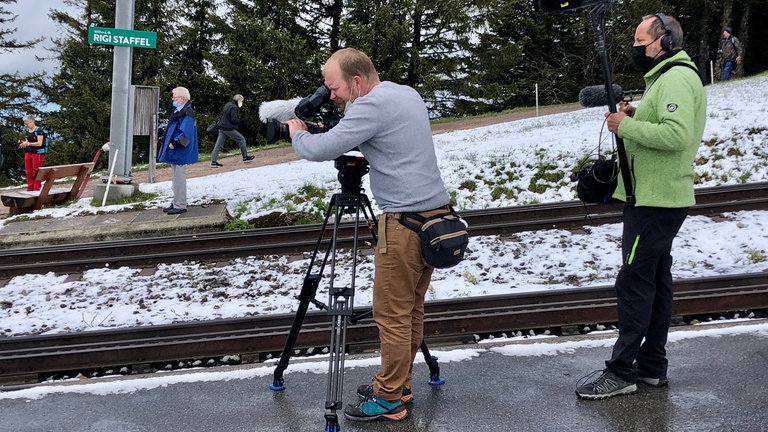 Das Fernsehteam wartet in Rigi Staffel auf die Sonderzüge an Pfingsten 2021.