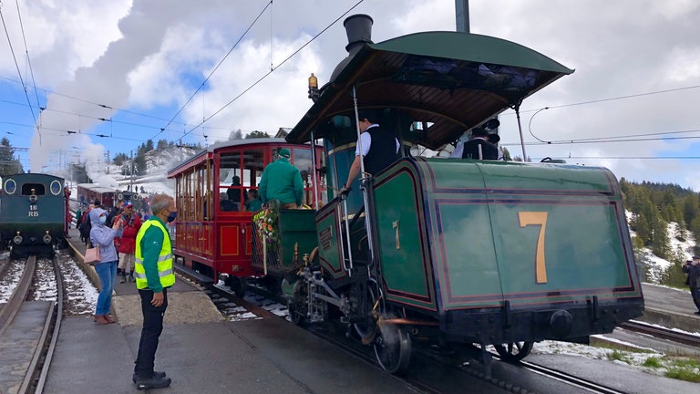 Lok 7 ist angekommen: am Bahnhof Rigi Staffel sammeln sich alle historischen Fahrzeuge.