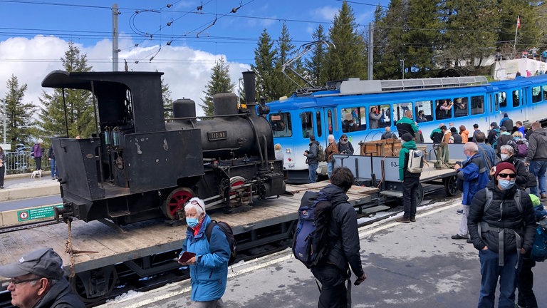 Was nicht mehr aus eigenem Antrieb fahren kann, wird trotzdem auf den Berg geschleppt: auch diese Dampflok, die schon lange nicht mehr fährt.