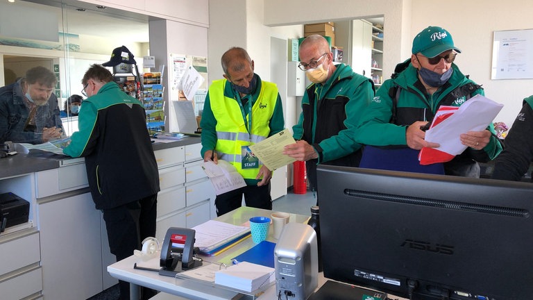 Bei der Fahrdienstleitung in Rigi Staffel ist die Hölle los: hier wird koordiniert, wie die Parade zum Berggipfel aussehen soll.