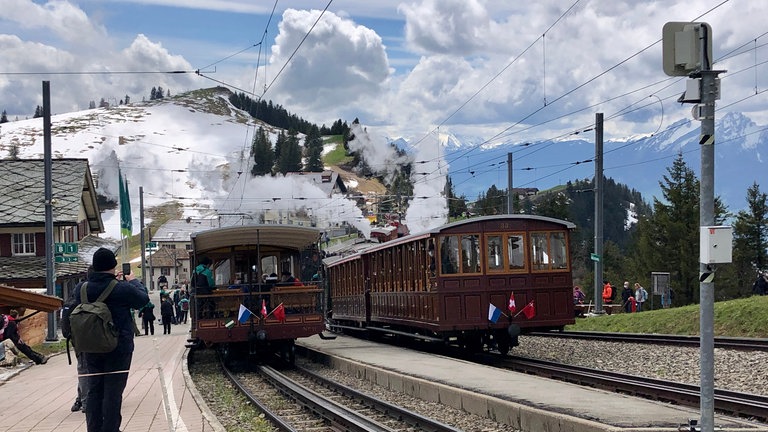 Die Parade beginnt: dampfende Loks schieben historische Personenwagen gen Gipfel. 