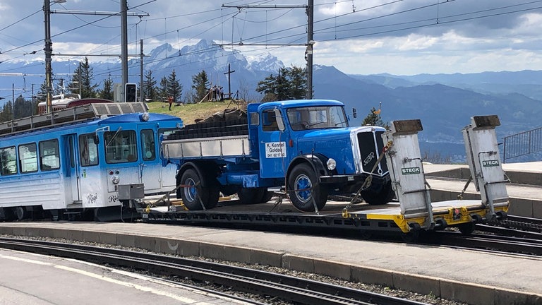 Erst sehr spät kehrt Ruhe ein auf dem Berg. In Rigi Staffel werden jetzt auch die allerletzten Fahrzeuge abgeschleppt. Die Parade zum 150. Jubiläum der ersten Zahnrad-Bergbahn der Welt ist ein bahnhistorischer Moment.  