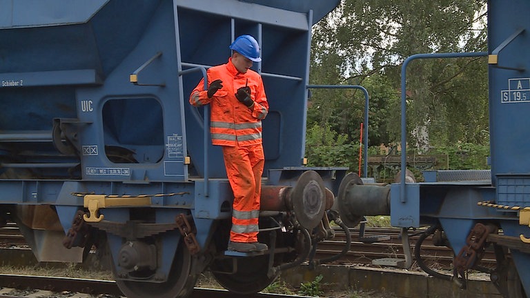 Im Bahnhof Espenhain machen die Lehrlinge der PRESS ihre ersten praktischen Schritte bei der Eisenbahn. Zuerst als Rangierbegleiter, später dann als Lokführer auf einer ehemaligen V60 der Deutschen Reichsbahn.