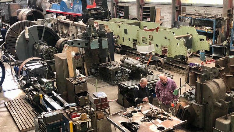 In der Werkstatt der Railway Preservation Society wird gerade eine Dampflok aus wenigen erhaltenen Teilen und zahlreichen selbst hergestellten neu zusammengebaut. 