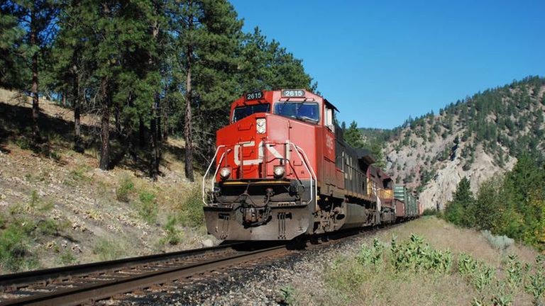 Die Züge sind auf der Fahrt nach Vancouver. Es sind die Züge der CN, der Canadian National Railway