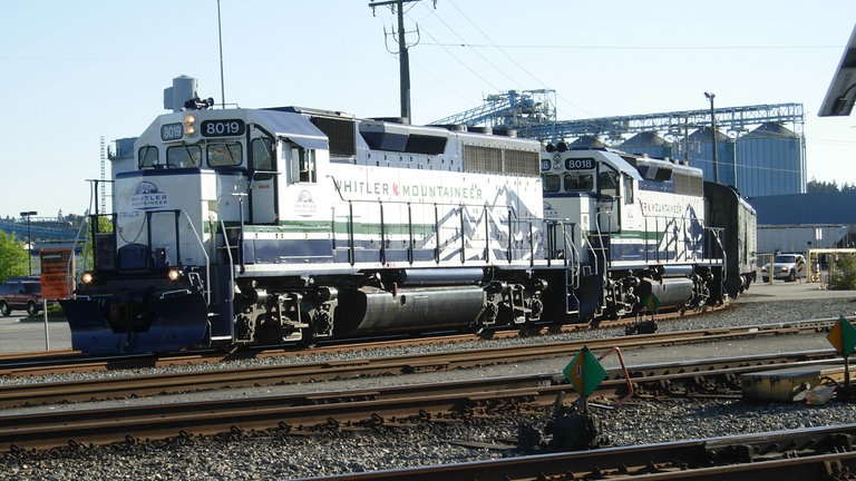Whistler Mountaineer Zug. Auf seiner Fahrt von den Bergen hinab ans Meer nach Vancouver begegnen wir ihm zum ersten Mal.