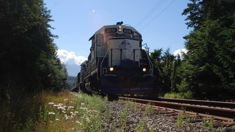 Modern gestaltet ist dieser Zug. Salopp gesagt, ein junger „Hüpfer“. Denn erst seit 2006 erschließt er Kanadas Westen.