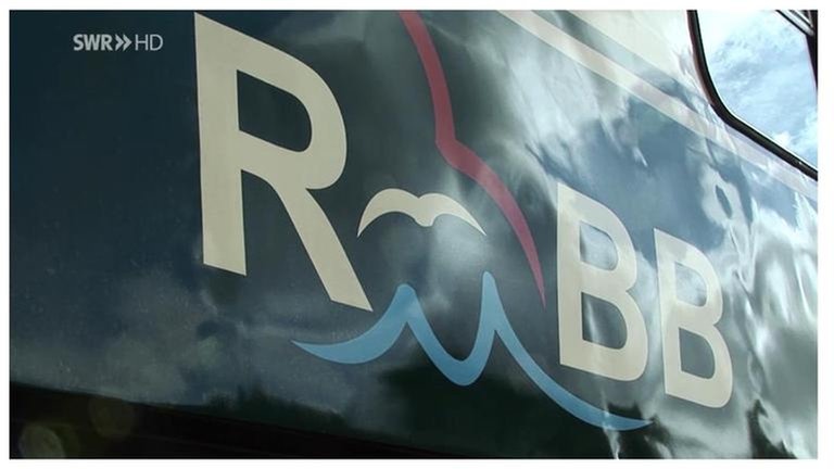 Im Putbusser Bahnhof sind auch alte Reisezugwagen der RBB zu sehen. In Top Zustand.