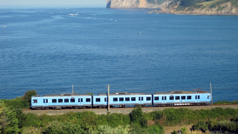Regionalzug auf Traumstrecke: die Linie zwischen Gernika und Bermeo