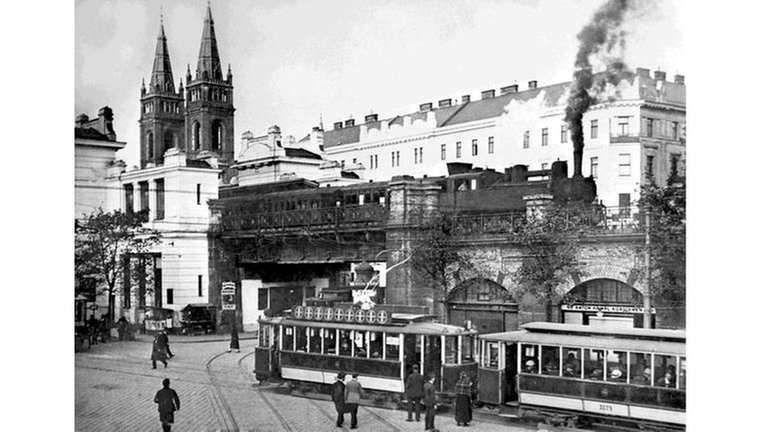 Sieht irgendwie gemütlich aus – eine Dampflok zieht eine Stadtbahn.