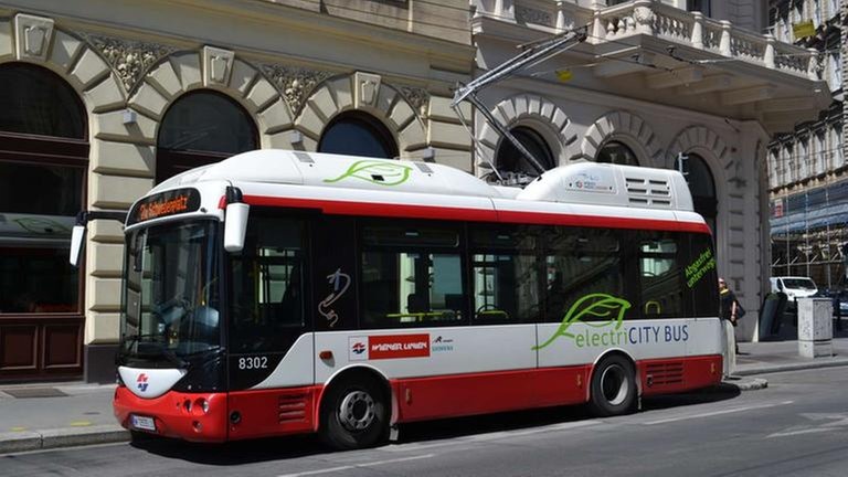 „Electric City Bus“ beim Strom-Nachtanken.
