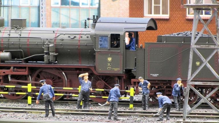 Figuren am Bahnübergang. An Figuren mangelt es nicht auf der Anlage, denn ein Mitglied gestaltet und gießt diese 6 cm großen Figuren selbst