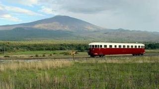 Gespannt wartet man dann während der Fahrt auf den Moment, an dem man ihn das erste Mal sieht: Den mächtigen Vulkan, der der Bahn ihren Namen gab: Circumetnea, rund um den Ätna.