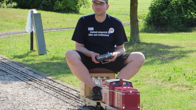 Ein Modell, in diesem Fall ein Diesellokmodell, ist immerhin so stark, dass es seinen Besitzer mühelos transportieren kann.