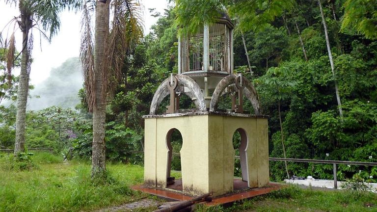 Zum 80jährigen Bestehen der Bahnstrecke wurde 1965 dieses Denkmal errichtet.
