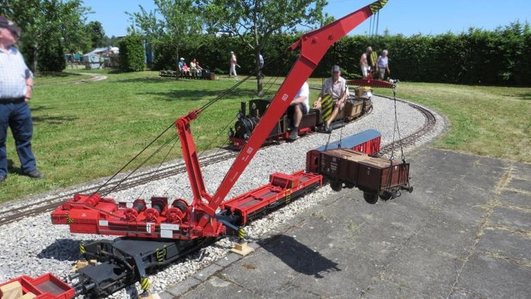 Ein Hingucker: der große Drehkran beim Bergen eines entgleisten Güterwaggons