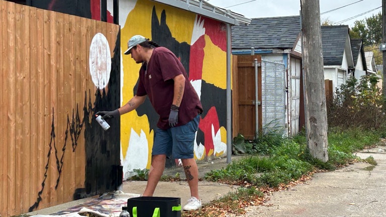 Peatr Thomas ist Mural-Künstler. Er stammt von den First Nations ab und malt die Wildtiere seiner Heimat.