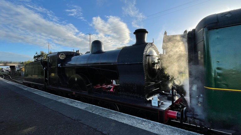 Lok 131 der Railway Preservation Society wartet in Whitehead auf ihren Einsatz. 