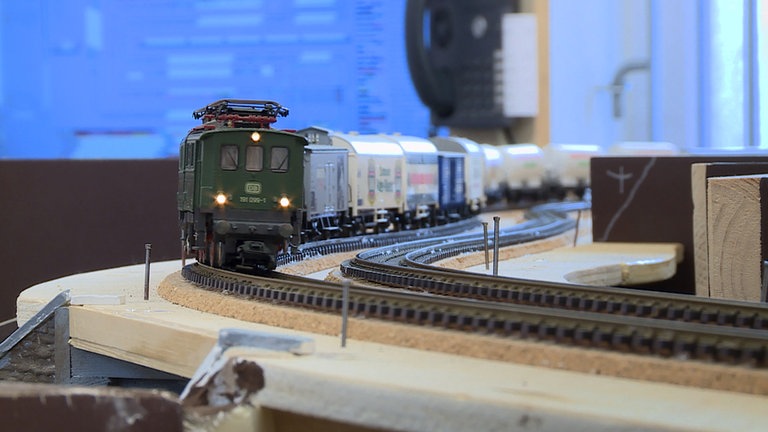  In Kurven wurde das Märklin-Gleis mit einer Überhöhung verlegt. Wie beim Vorbild.