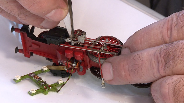Wenn alle Teile gereinigt und die Motorkohlen gewechselt sind, wird das Lok-Modell wieder zusammengebaut.