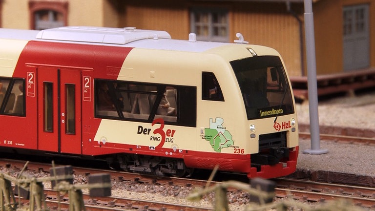 Dieser Triebwagen fährt als Original regelmäßig am Stellwerk in Donaueschingen vorbei. 