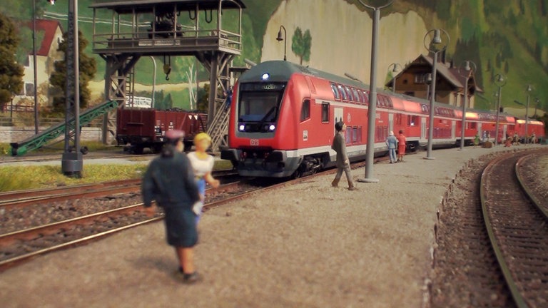 Der Zug der Schwarzwaldbahn wartet im Bahnhof Hausen im Tal auf die Abfahrt.
