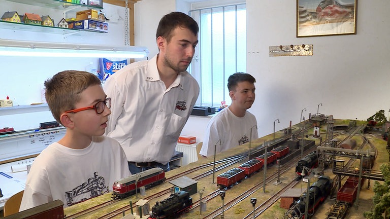 An der Bw-Anlage kümmern sich Jonas Greitmann, Andreas Trautmann und Felix Schmidt um die Betriebsstoffe einer Dampflok, die nach getaner Arbeit in den Lokschuppen fahren soll.